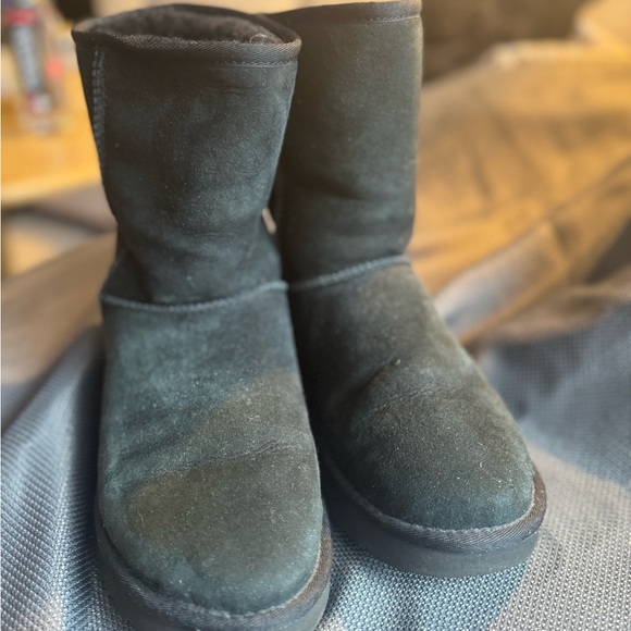 LIKE NEW BLACK SHORT UGG BOOTS - Picture 1 of 4